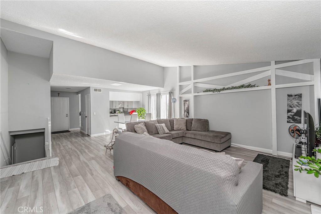 26212 Rainbow Glen Property Photo 4