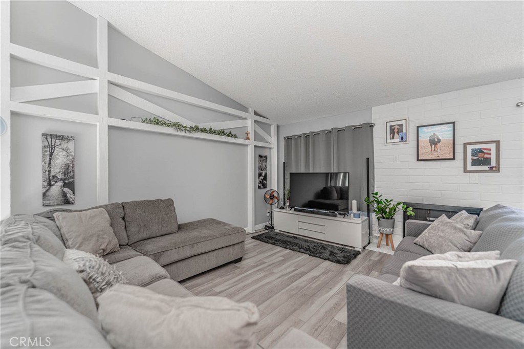 26212 Rainbow Glen Property Photo 5