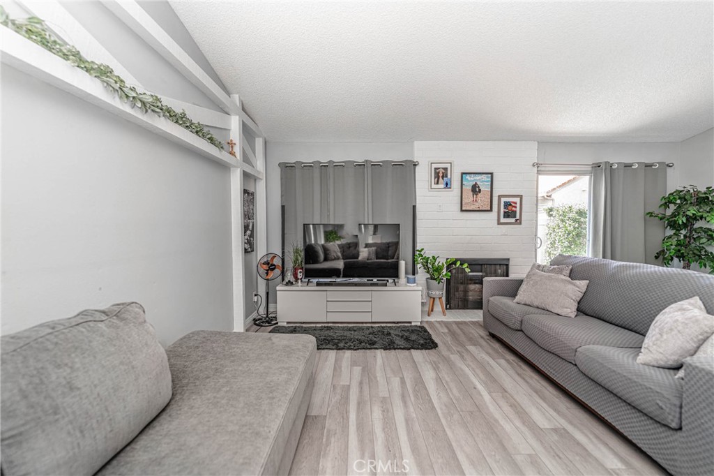 26212 Rainbow Glen Property Photo 6