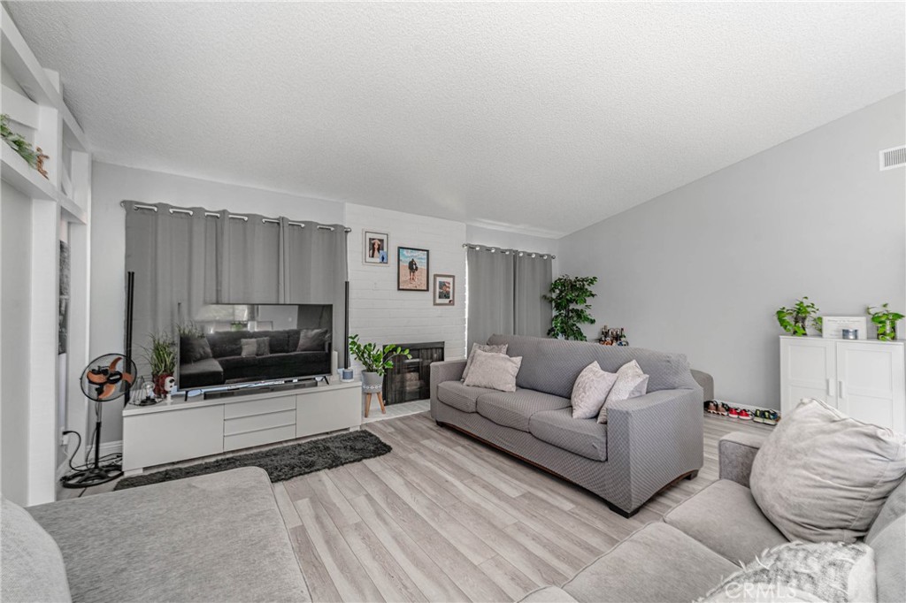 26212 Rainbow Glen Property Photo 8