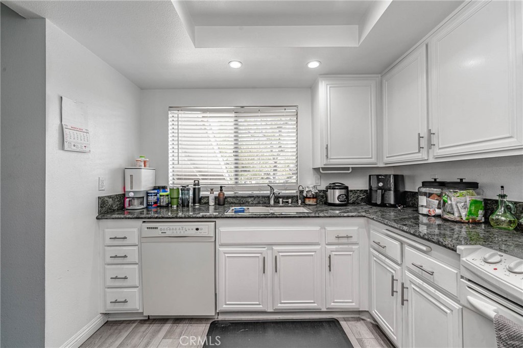 26212 Rainbow Glen Property Photo 17