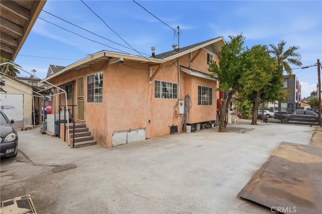 1472 W 37th St Street Property Photo 10