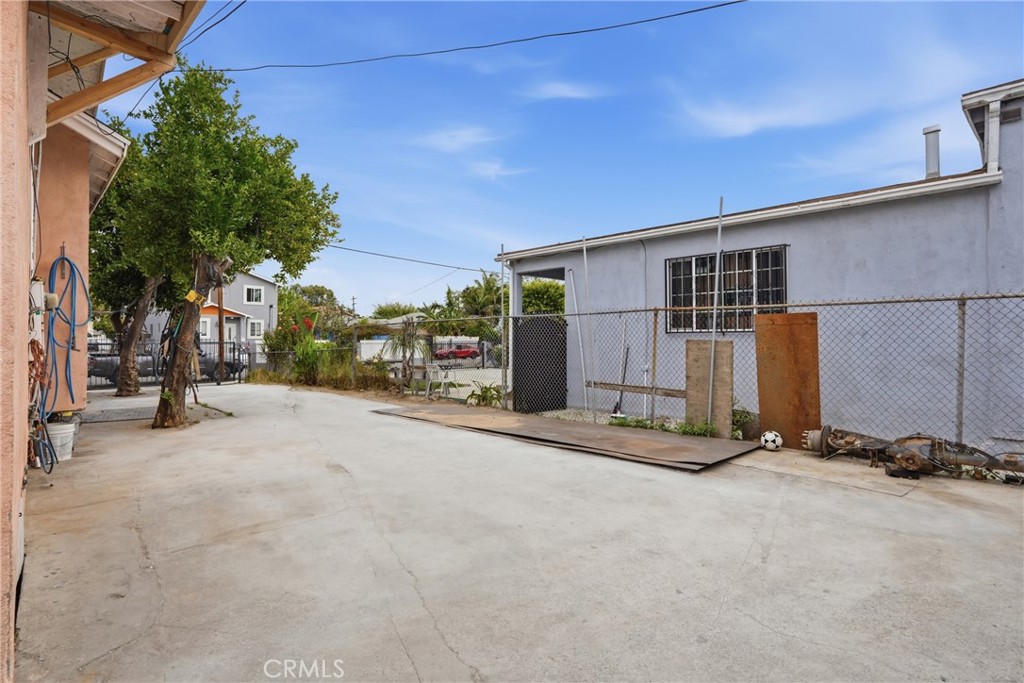 1472 W 37th St Street Property Photo 11