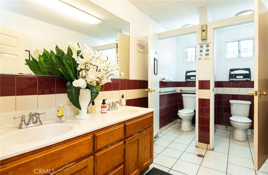 147 E Rosecrans Avenue Property Photo 16