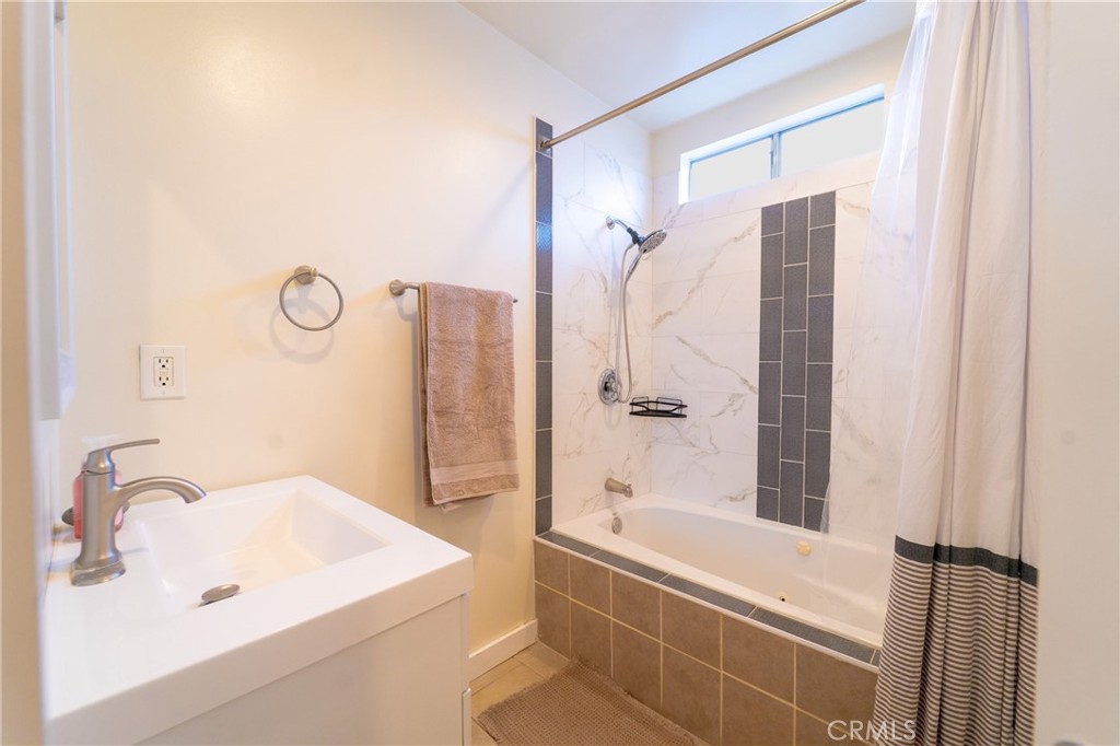 411 E 115th Property Photo 5