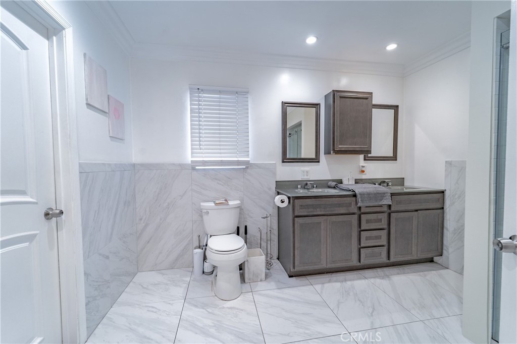 411 E 115th Property Photo 11