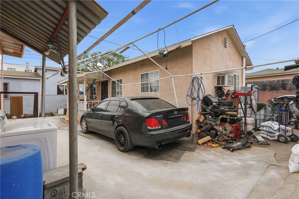 1472 W 37th Street Property Photo 9