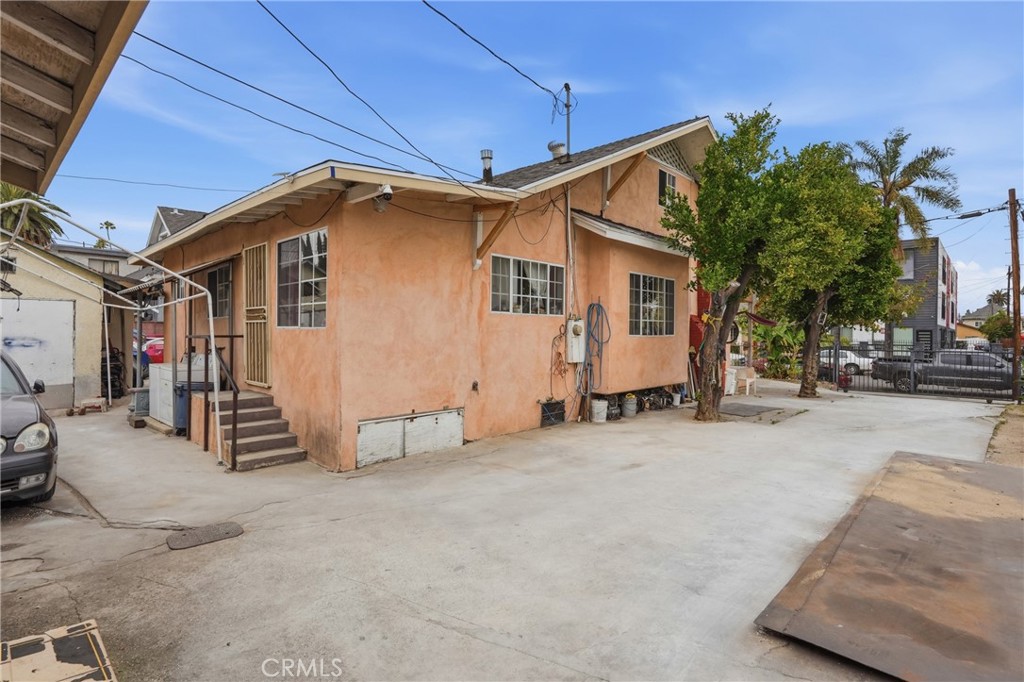 1472 W 37th Street Property Photo 11