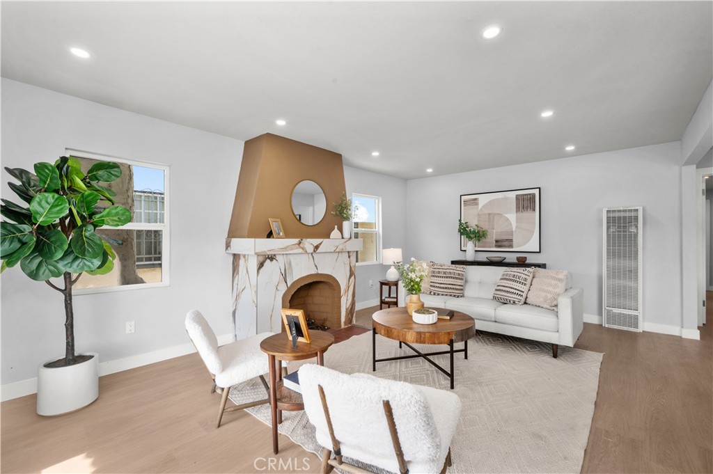 2049 W 71st Street Property Photo 4