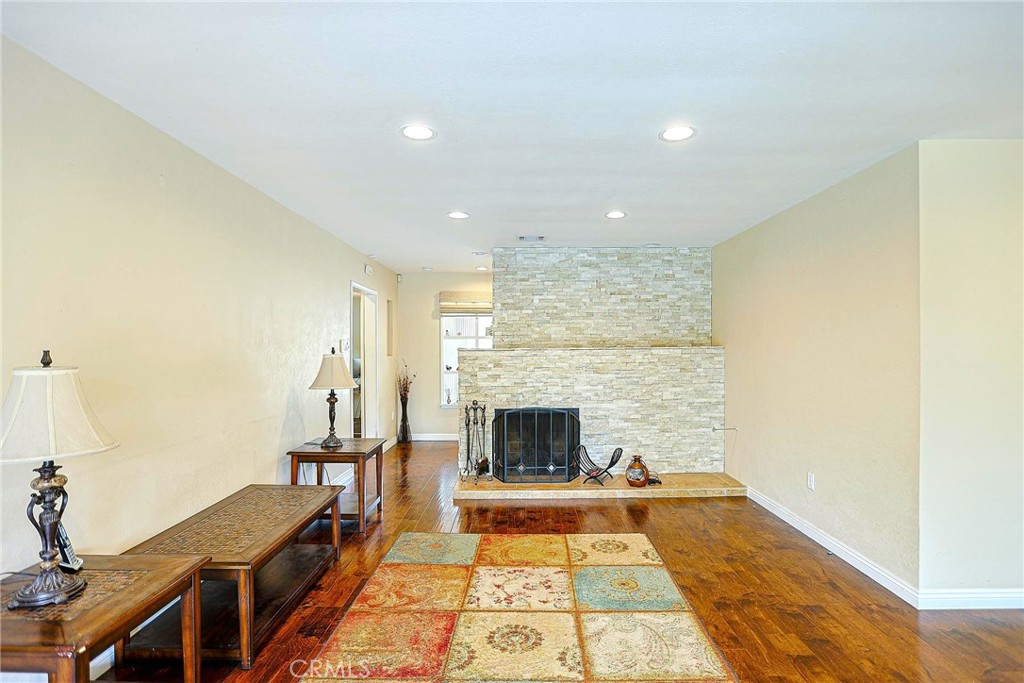 5621 Fallsgrove Property Photo 7