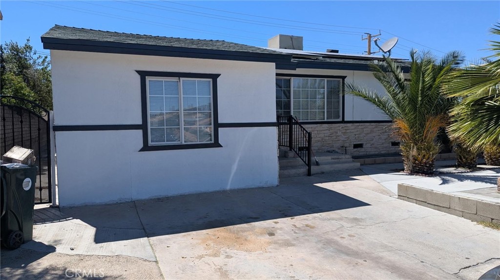 440 Lillian Property Photo 3