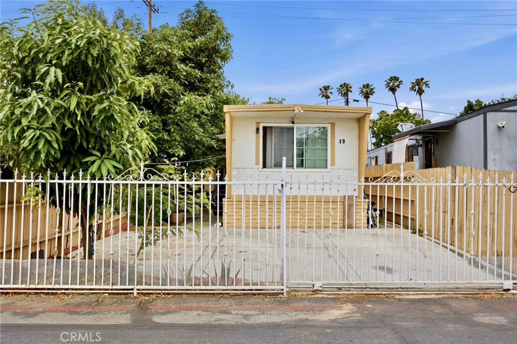 5803 Mission Blvd Property Photo 2