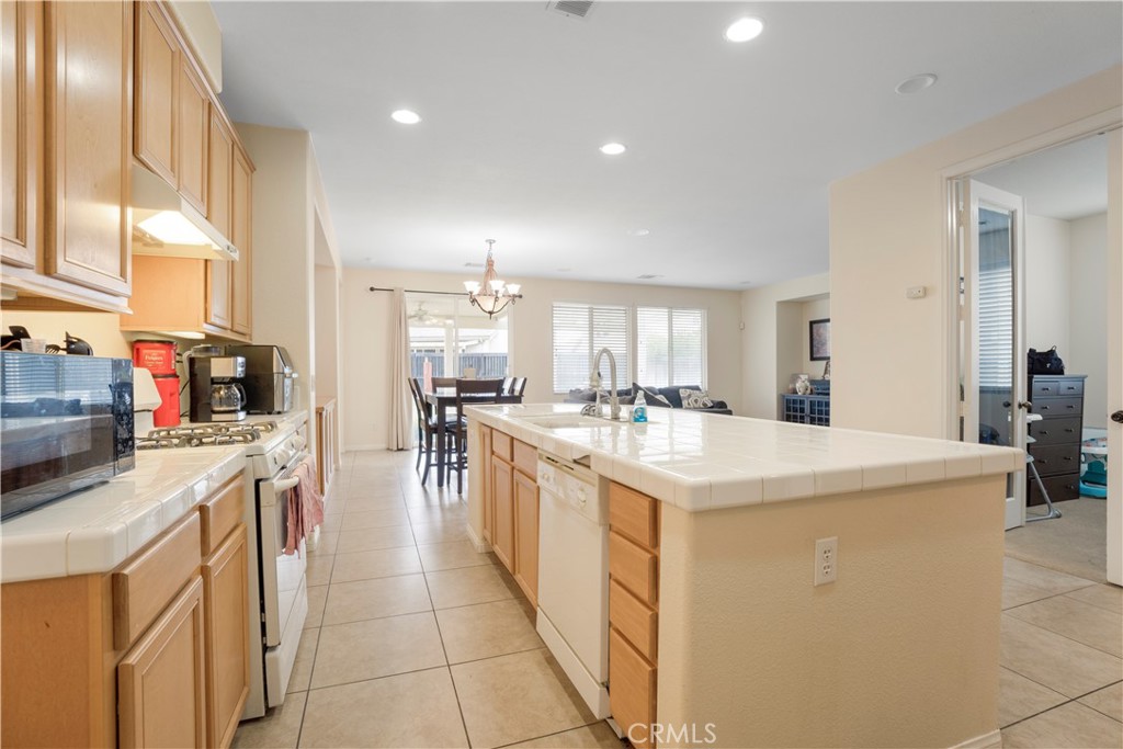 984 Queen Annes Property Photo 18