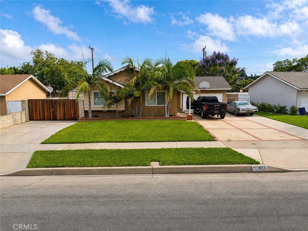 811 E Saint James Avenue Property Photo 1