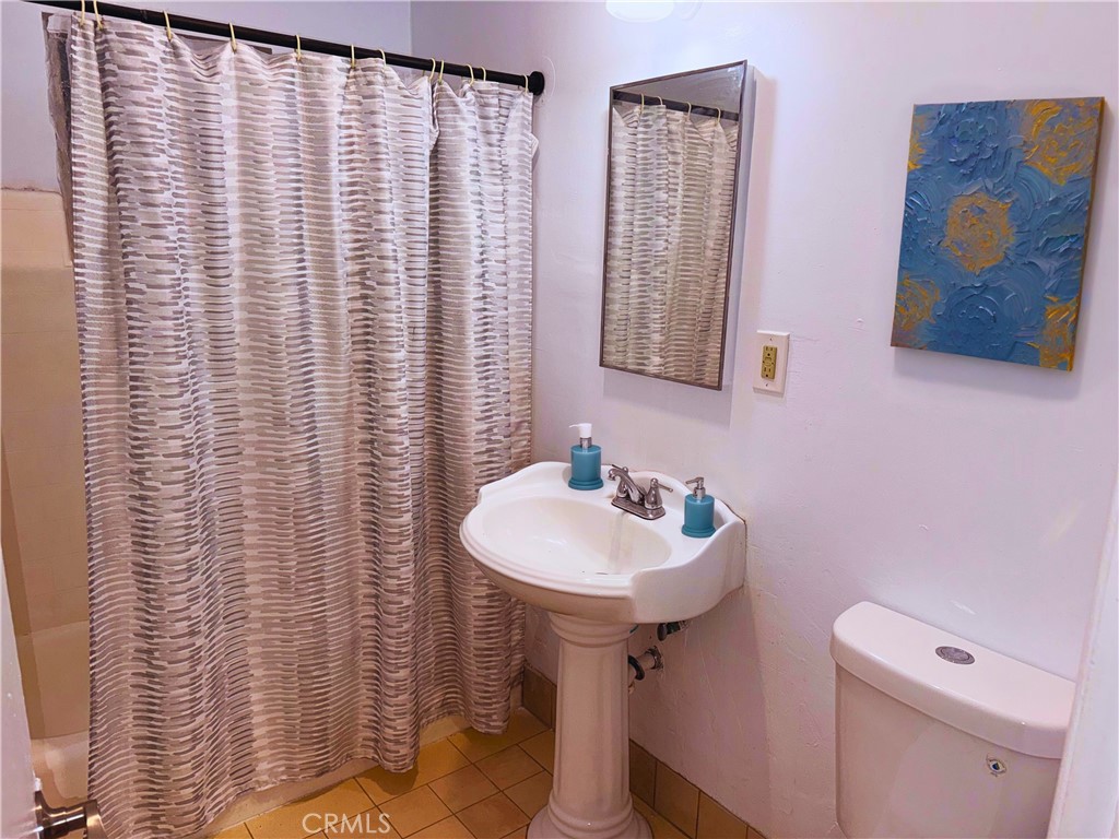 843 W Walnut B Property Photo 9
