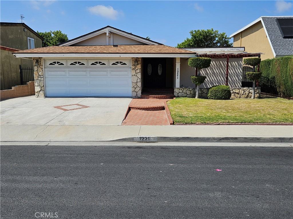 1221 E Denwall Property Photo 1