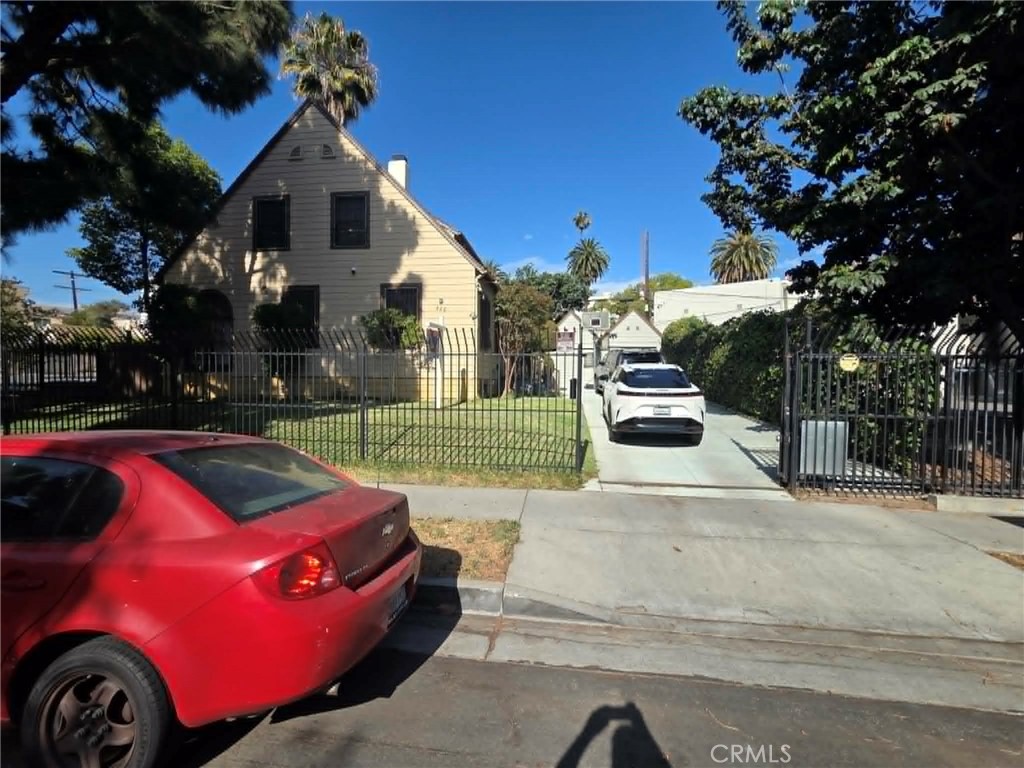 428 S Hoover. St. Property Photo 4