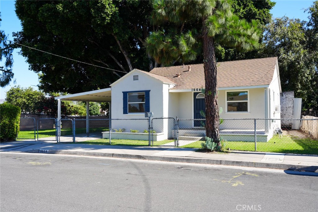 1664 Oak Property Photo 3