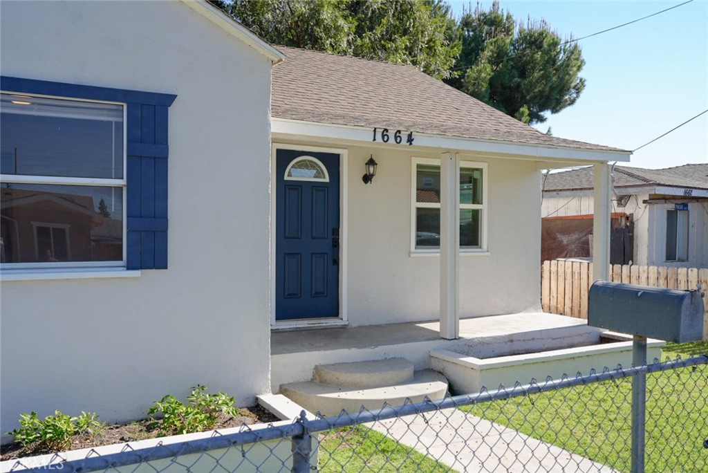 1664 Oak Property Photo 4
