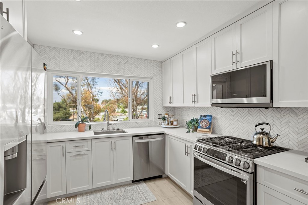 1854 Rainbow Terrace Property Photo 4