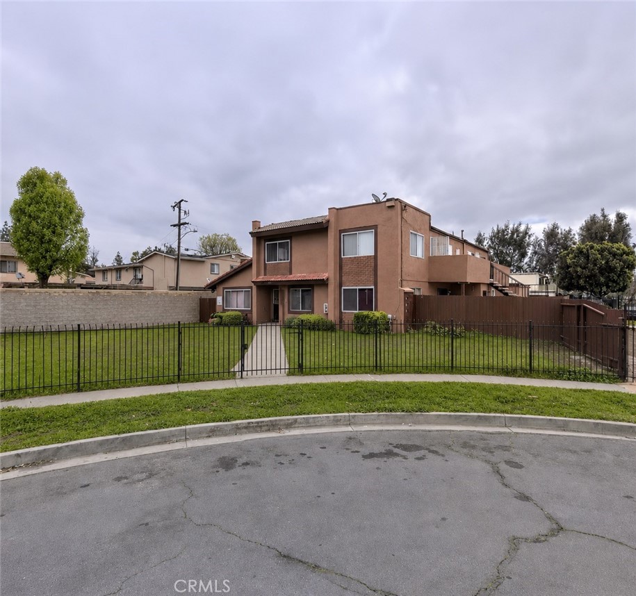1095 N Vista Property Photo 1