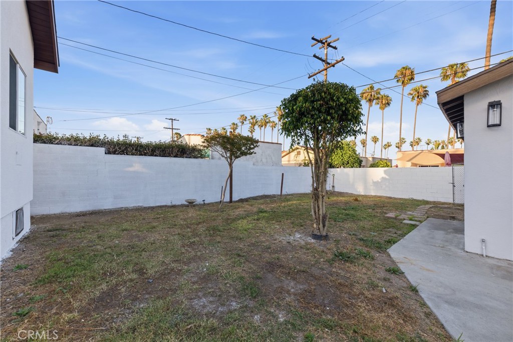 5612 S Rimpau Property Photo 12