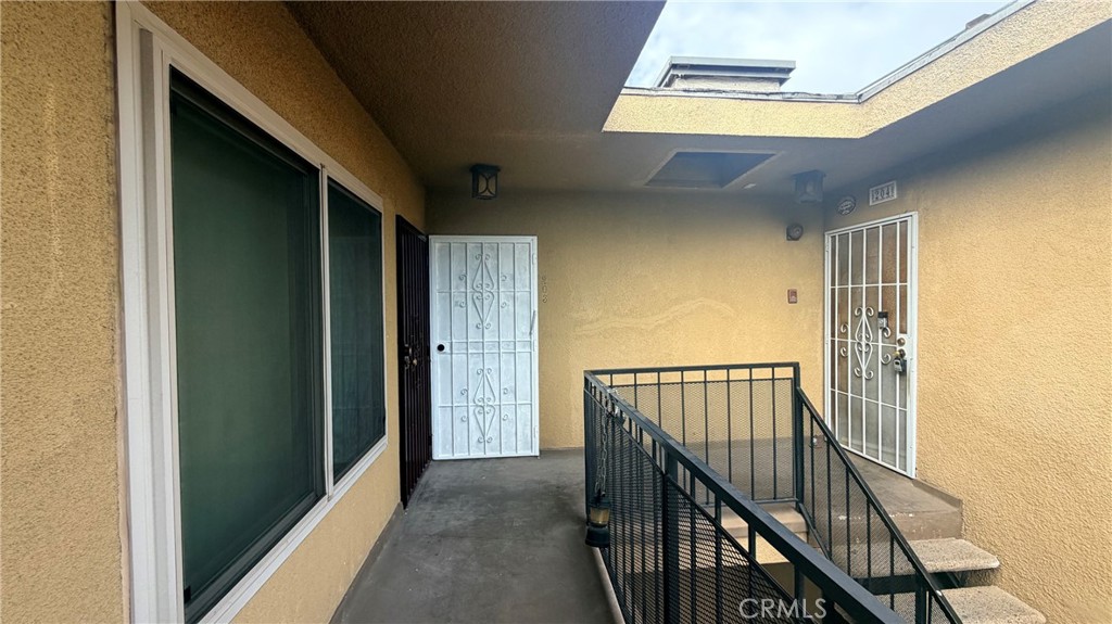 110 E Hillcrest Property Photo 3