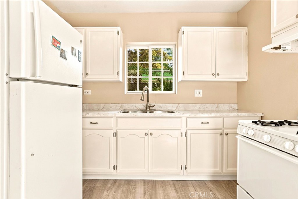 652 W 87th Property Photo 8