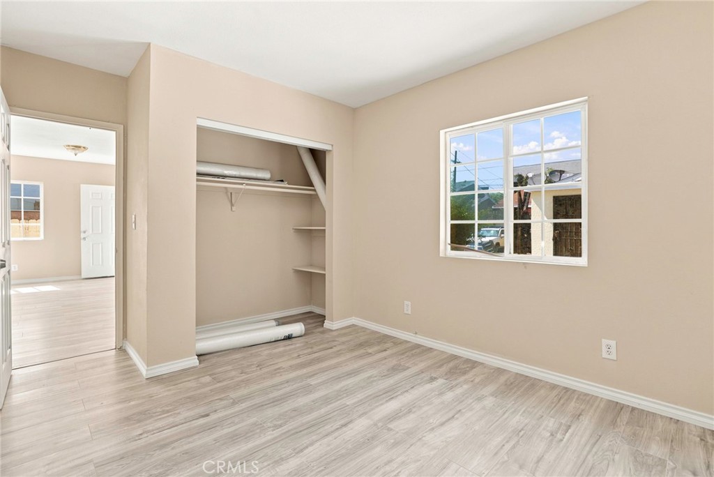 652 W 87th Property Photo 14