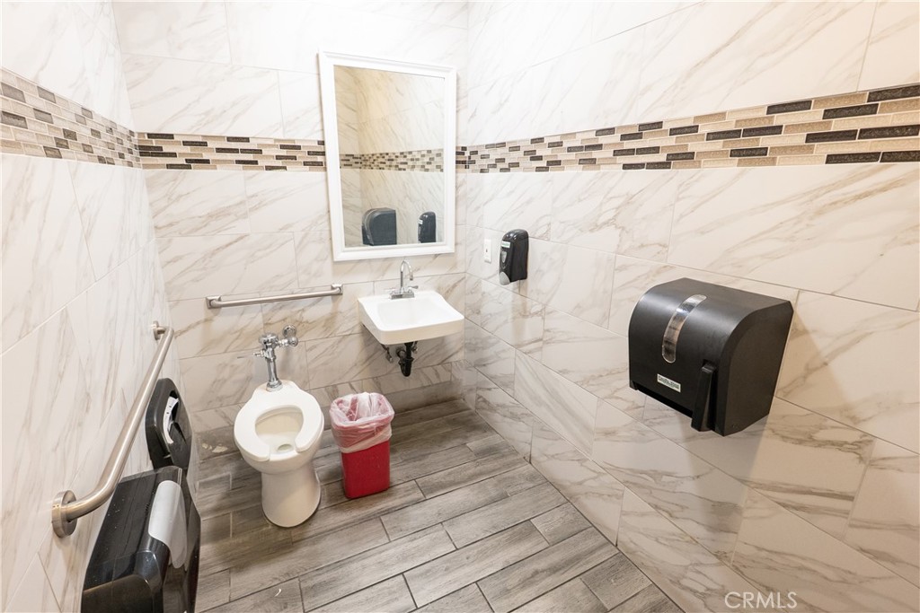 5949 Whittier Property Photo 7