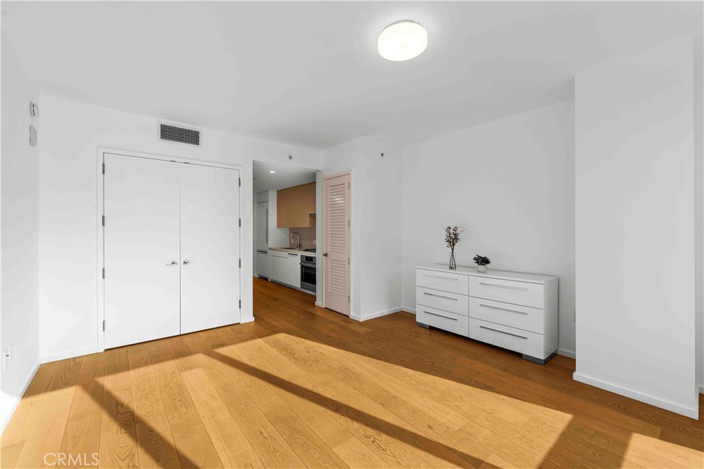 877 Francisco 517 Property Photo 4