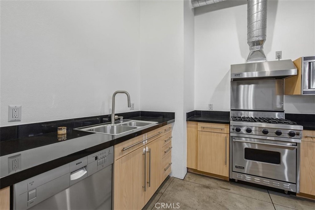 835 Locust Avenue 317 Property Photo 15