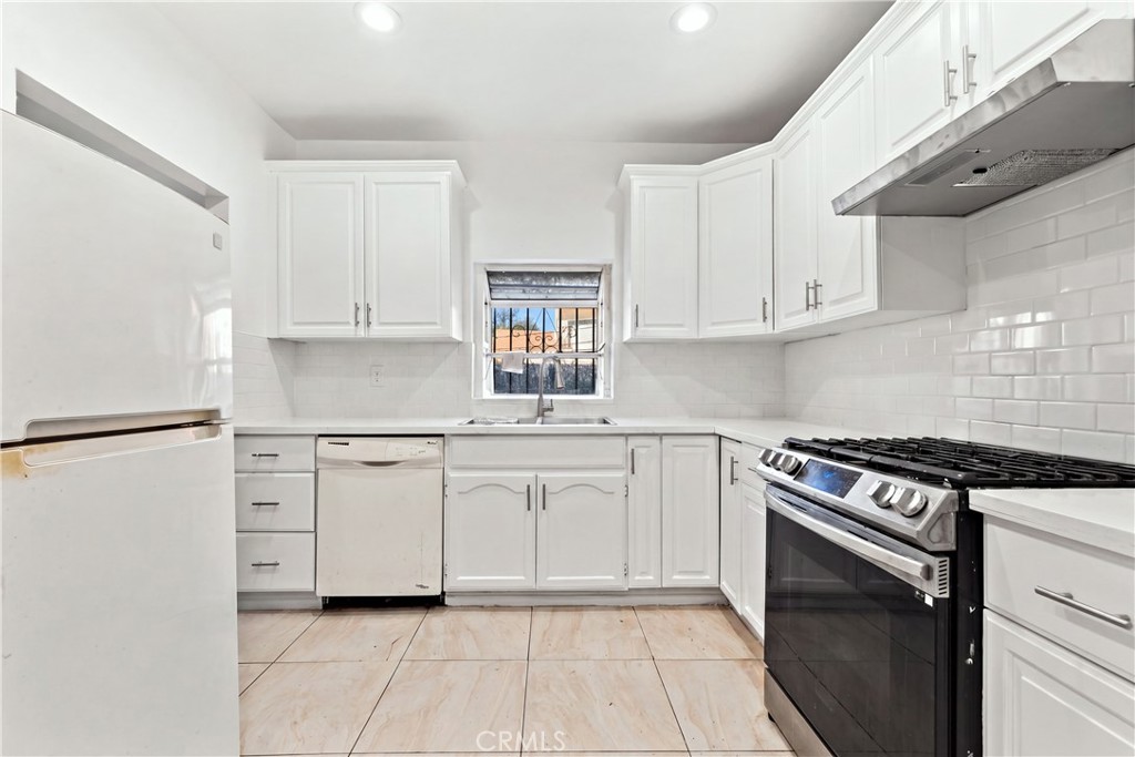 433 W 55th Property Photo 10