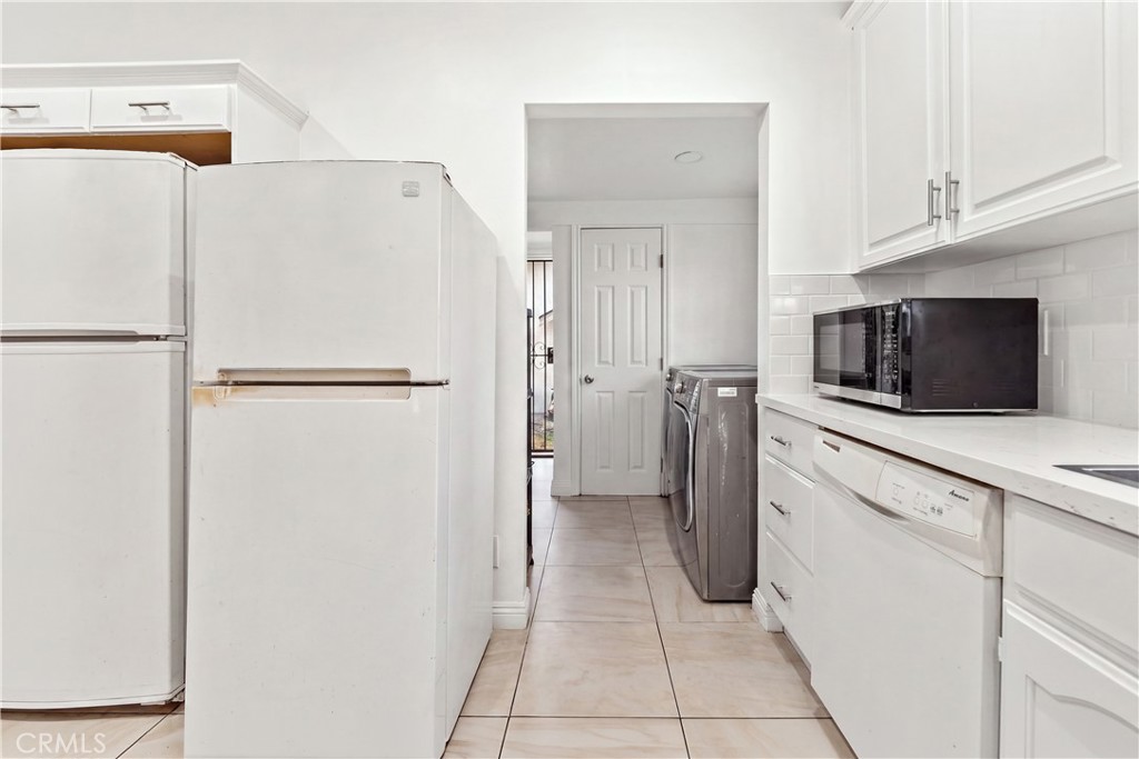 433 W 55th Property Photo 11