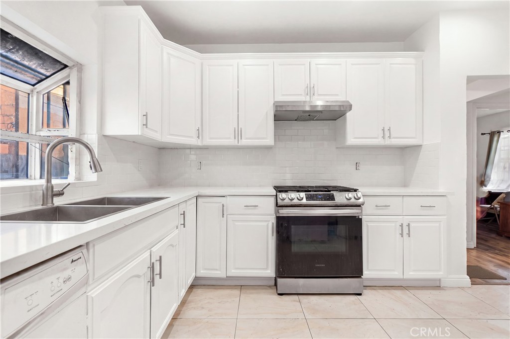 433 W 55th Property Photo 13