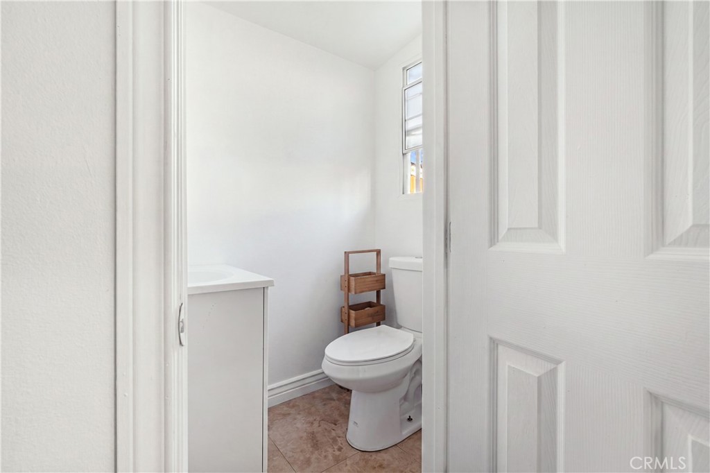 433 W 55th Property Photo 18
