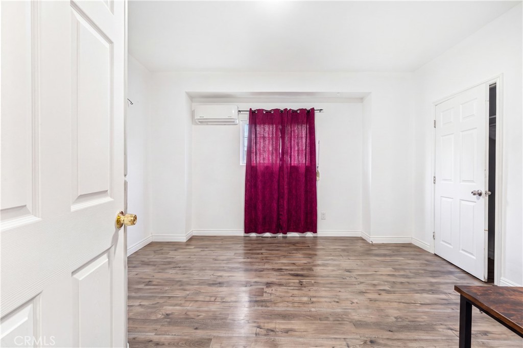 433 W 55th Property Photo 19