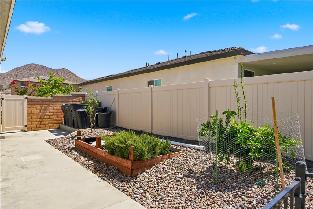 21185 Telegraph Property Photo 37