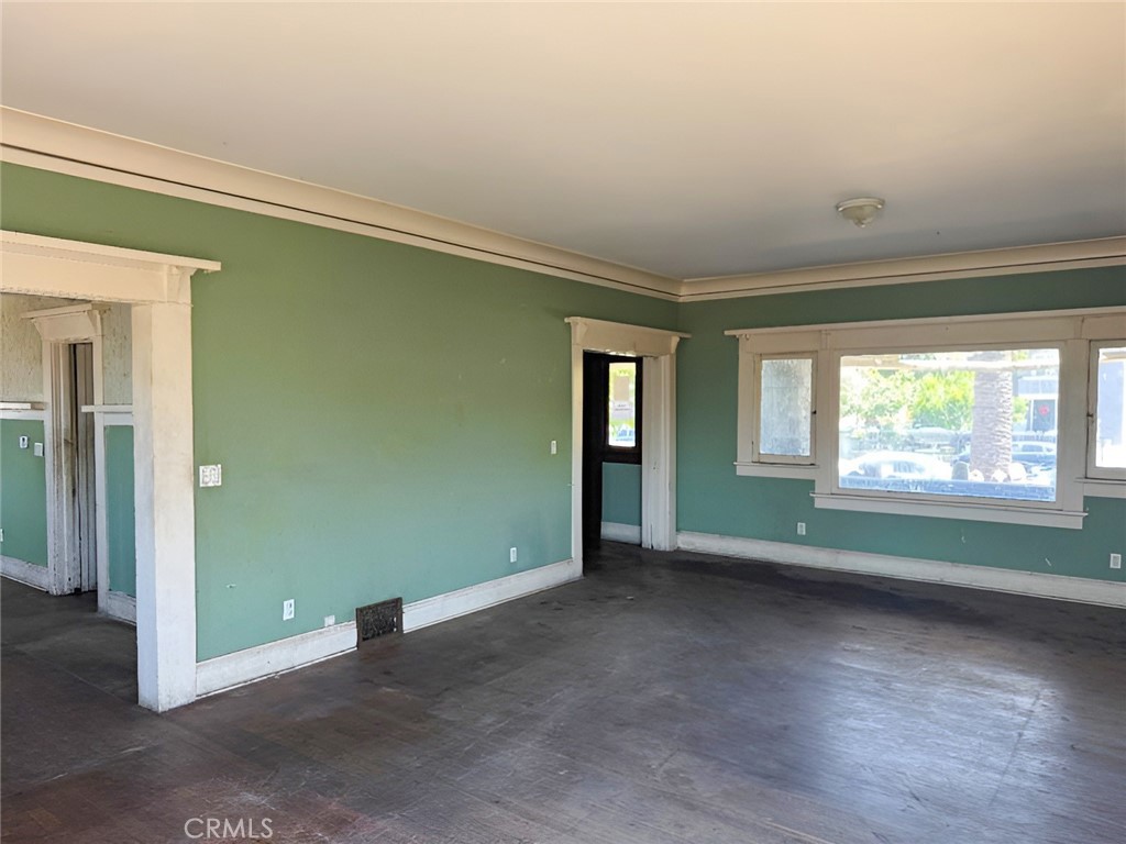 1749 W 49th Property Photo 3