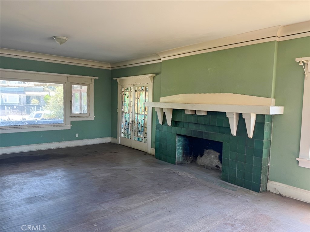 1749 W 49th Property Photo 4