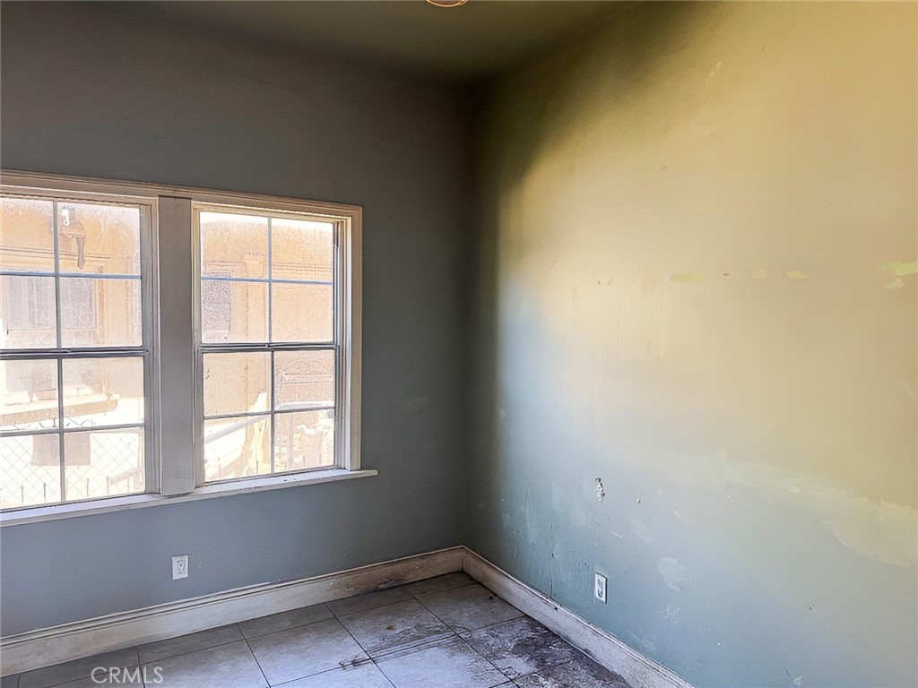 1749 W 49th Property Photo 10