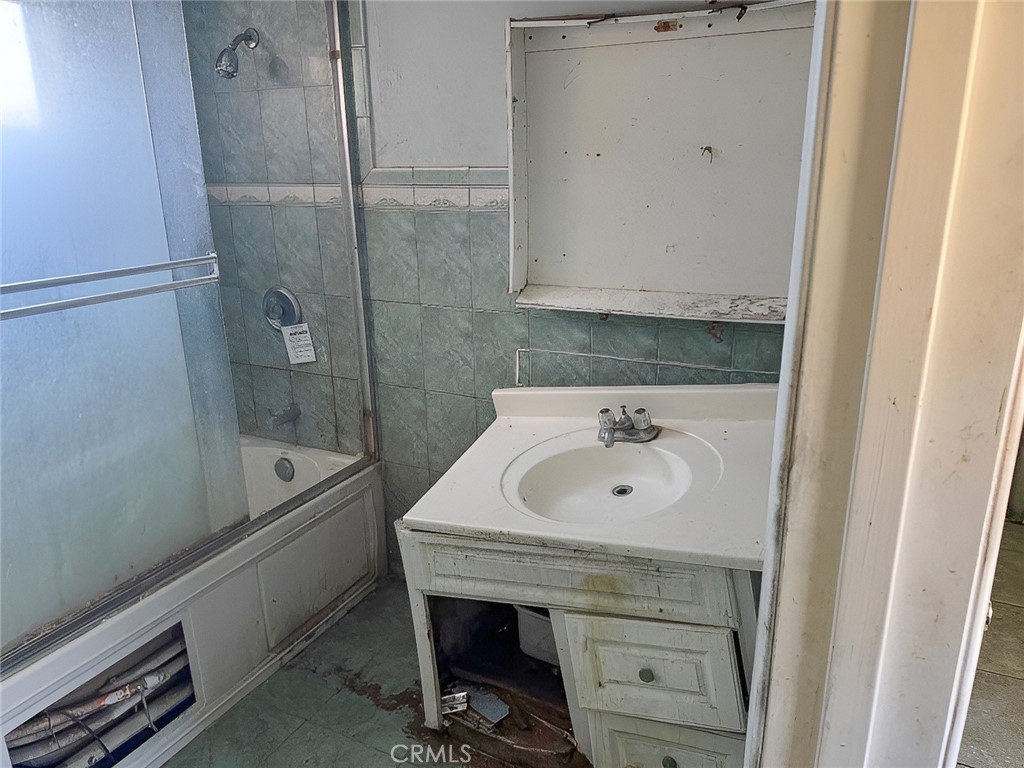 1749 W 49th Property Photo 11