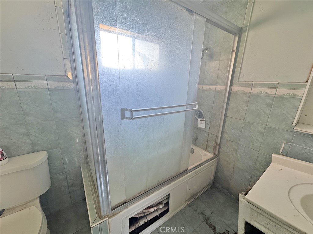 1749 W 49th Property Photo 12