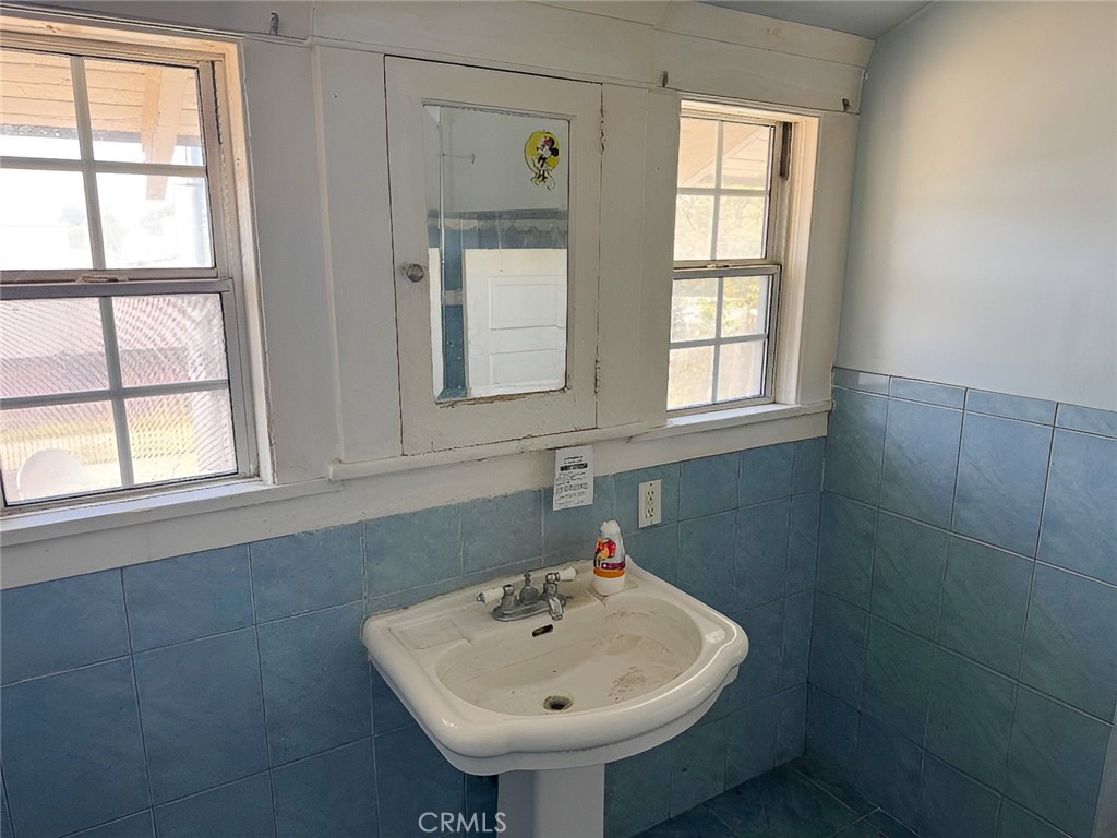 1749 W 49th Property Photo 19