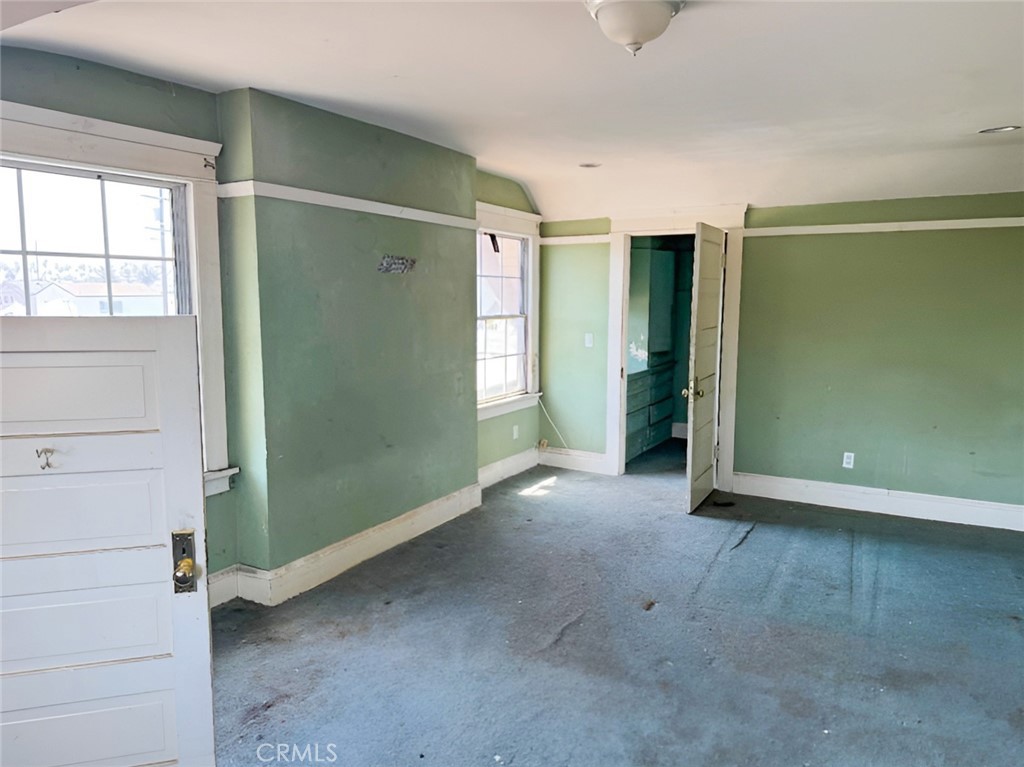 1749 W 49th Property Photo 28