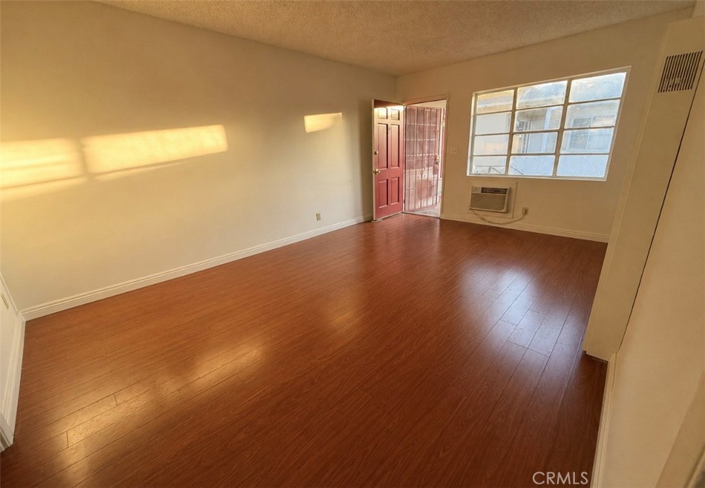 13350 Victory Blvd Property Photo 1