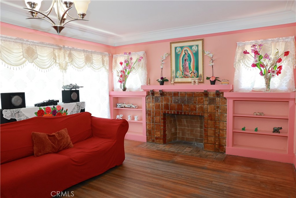 4131 S Hobart Boulevard Property Photo 2