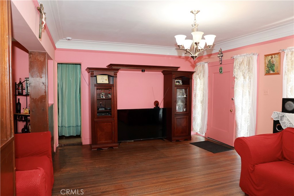 4131 S Hobart Boulevard Property Photo 3
