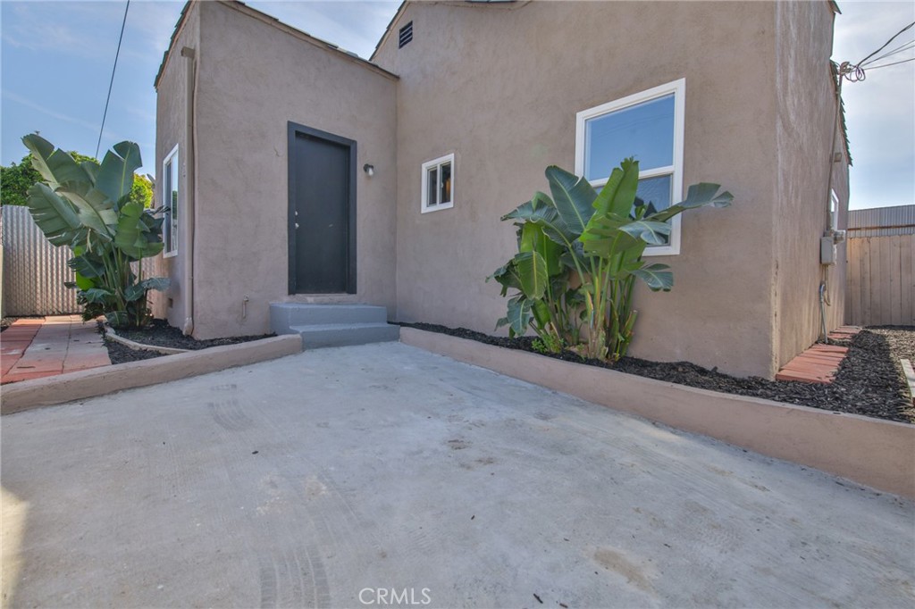 1712 E 57th Property Photo 8