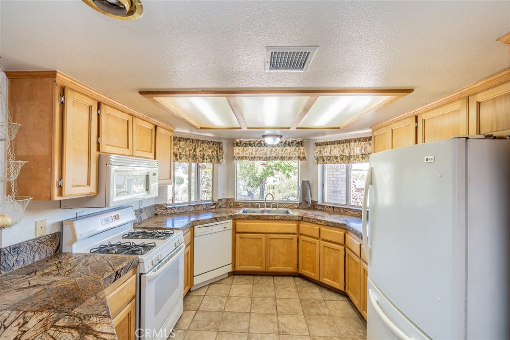 8838 Lilac Road Property Photo 6